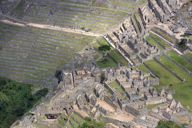 Machu Picchu, Peru 'nun And Dağları' nda, Cusco şehri yakınlarında yer alan bir İnka kalesidir. 1450 yılında İnka İmparatoru Pachacuti döneminde inşa edilmiştir..