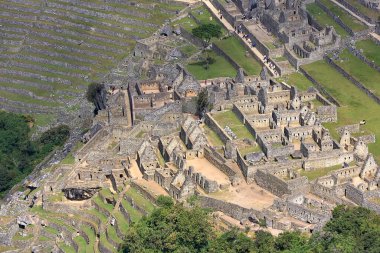 Machu Picchu, Peru 'nun And Dağları' nda, Cusco şehri yakınlarında yer alan bir İnka kalesidir. 1450 yılında İnka İmparatoru Pachacuti döneminde inşa edilmiştir..