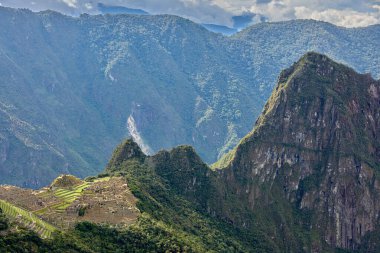 Machu Picchu, Peru 'nun And Dağları' nda, Cusco şehri yakınlarında yer alan bir İnka kalesidir. 1450 yılında İnka İmparatoru Pachacuti döneminde inşa edilmiştir..