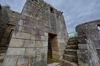 Machu Picchu, Peru 'nun And Dağları' nda, Cusco şehri yakınlarında yer alan bir İnka kalesidir. 1450 yılında İnka İmparatoru Pachacuti döneminde inşa edilmiştir..