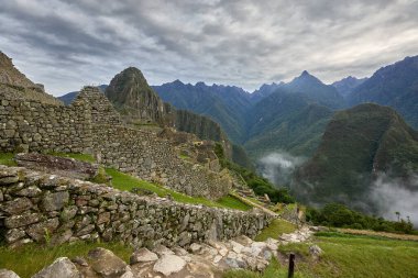 Machu Picchu, Peru 'nun And Dağları' nda, Cusco şehri yakınlarında yer alan bir İnka kalesidir. 1450 yılında İnka İmparatoru Pachacuti döneminde inşa edilmiştir..