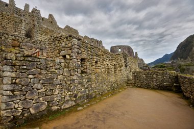 Machu Picchu, Peru 'nun And Dağları' nda, Cusco şehri yakınlarında yer alan bir İnka kalesidir. 1450 yılında İnka İmparatoru Pachacuti döneminde inşa edilmiştir..