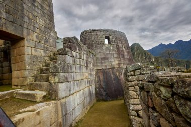 Machu Picchu, Peru 'nun And Dağları' nda, Cusco şehri yakınlarında yer alan bir İnka kalesidir. 1450 yılında İnka İmparatoru Pachacuti döneminde inşa edilmiştir..