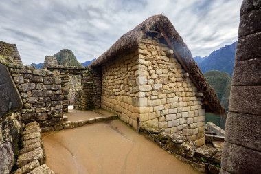 Machu Picchu, Peru 'nun And Dağları' nda, Cusco şehri yakınlarında yer alan bir İnka kalesidir. 1450 yılında İnka İmparatoru Pachacuti döneminde inşa edilmiştir..