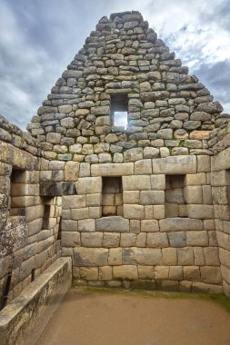 Machu Picchu, Peru 'nun And Dağları' nda, Cusco şehri yakınlarında yer alan bir İnka kalesidir. 1450 yılında İnka İmparatoru Pachacuti döneminde inşa edilmiştir..