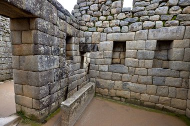 Machu Picchu, Peru 'nun And Dağları' nda, Cusco şehri yakınlarında yer alan bir İnka kalesidir. 1450 yılında İnka İmparatoru Pachacuti döneminde inşa edilmiştir..