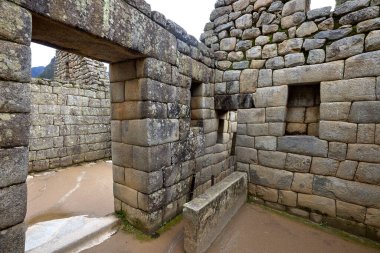 Machu Picchu, Peru 'nun And Dağları' nda, Cusco şehri yakınlarında yer alan bir İnka kalesidir. 1450 yılında İnka İmparatoru Pachacuti döneminde inşa edilmiştir..