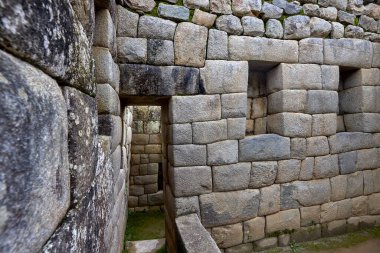 Machu Picchu, Peru 'nun And Dağları' nda, Cusco şehri yakınlarında yer alan bir İnka kalesidir. 1450 yılında İnka İmparatoru Pachacuti döneminde inşa edilmiştir..