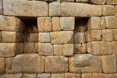 Machu Picchu, Peru 'nun And Dağları' nda, Cusco şehri yakınlarında yer alan bir İnka kalesidir. 1450 yılında İnka İmparatoru Pachacuti döneminde inşa edilmiştir..