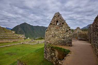 Machu Picchu, Peru 'nun And Dağları' nda, Cusco şehri yakınlarında yer alan bir İnka kalesidir. 1450 yılında İnka İmparatoru Pachacuti döneminde inşa edilmiştir..