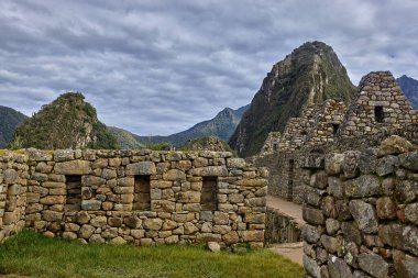 Machu Picchu, Peru 'nun And Dağları' nda, Cusco şehri yakınlarında yer alan bir İnka kalesidir. 1450 yılında İnka İmparatoru Pachacuti döneminde inşa edilmiştir..