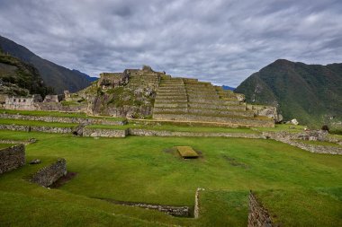 Machu Picchu, Peru 'nun And Dağları' nda, Cusco şehri yakınlarında yer alan bir İnka kalesidir. 1450 yılında İnka İmparatoru Pachacuti döneminde inşa edilmiştir..