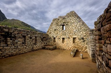 Machu Picchu, Peru 'nun And Dağları' nda, Cusco şehri yakınlarında yer alan bir İnka kalesidir. 1450 yılında İnka İmparatoru Pachacuti döneminde inşa edilmiştir..