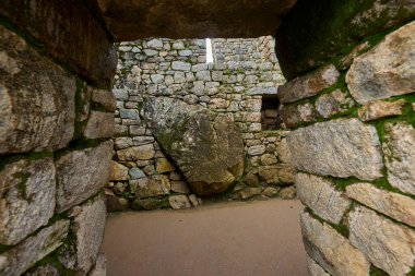 Machu Picchu, Peru 'nun And Dağları' nda, Cusco şehri yakınlarında yer alan bir İnka kalesidir. 1450 yılında İnka İmparatoru Pachacuti döneminde inşa edilmiştir..