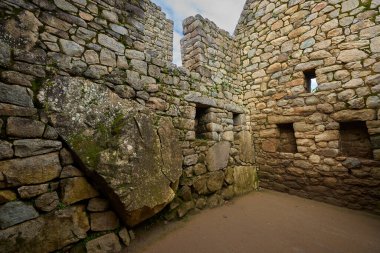 Machu Picchu, Peru 'nun And Dağları' nda, Cusco şehri yakınlarında yer alan bir İnka kalesidir. 1450 yılında İnka İmparatoru Pachacuti döneminde inşa edilmiştir..