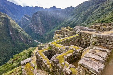 Machu Picchu, Peru 'nun And Dağları' nda, Cusco şehri yakınlarında yer alan bir İnka kalesidir. 1450 yılında İnka İmparatoru Pachacuti döneminde inşa edilmiştir..