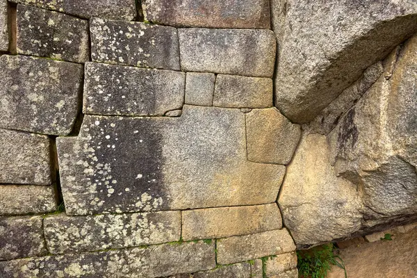 Machu Picchu, Peru 'nun And Dağları' nda, Cusco şehri yakınlarında yer alan bir İnka kalesidir. 1450 yılında İnka İmparatoru Pachacuti döneminde inşa edilmiştir..