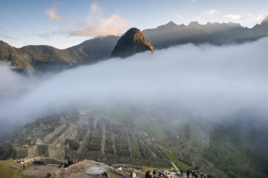 Machu Picchu, Peru 'nun And Dağları' nda, Cusco şehri yakınlarında yer alan bir İnka kalesidir. 1450 yılında İnka İmparatoru Pachacuti döneminde inşa edilmiştir..