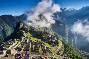 Machu Picchu, Peru 'nun And Dağları' nda, Cusco şehri yakınlarında yer alan bir İnka kalesidir. 1450 yılında İnka İmparatoru Pachacuti döneminde inşa edilmiştir..