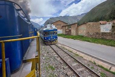 And Dağları 'nın yemyeşil kucaklarına yerleşen Aguas Calientes, hayat dolu Machu Picchu Pueblobuzzes olarak da bilinir. Antik kaleye açılan kapı..
