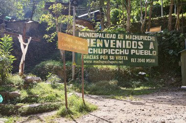 And Dağları 'nın yemyeşil kucaklarına yerleşen Aguas Calientes, hayat dolu Machu Picchu Pueblobuzzes olarak da bilinir. Antik kaleye açılan kapı..