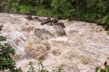 Doğa gücü tam ekrana. Bu nehir taşmış, bize suyun dayanıklılığını ve öngörülemezliğini hatırlatıyor. Herkes güvende ve tetikte olsun. Vilcanota Aguas calientes Cusco.