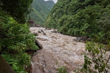 Doğa gücü tam ekrana. Bu nehir taşmış, bize suyun dayanıklılığını ve öngörülemezliğini hatırlatıyor. Herkes güvende ve tetikte olsun. Vilcanota Aguas calientes Cusco.