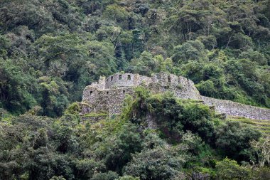 Antik taş teraslarının And dağlarının güzelliğiyle harmanlandığı bulutların arasında saklı. Wiay Huayna, İnka mirasıyla sonsuz bir bağlantıdır.
