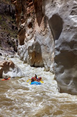 Bir grup maceraperest Apurmac Nehri 'nin vahşi akıntılarına kapılıp doğanın ham güçlerinin kalbinde kürek çekiyorlar. Adrenalin dolu bir yolculuk .