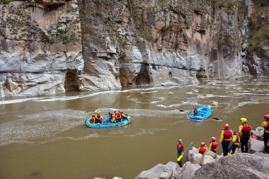 Bir grup maceraperest Apurmac Nehri 'nin vahşi akıntılarına kapılıp doğanın ham güçlerinin kalbinde kürek çekiyorlar. Adrenalin dolu bir yolculuk .