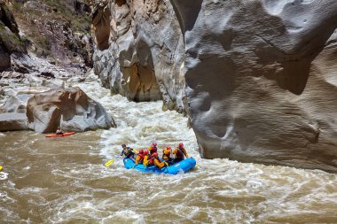 Bir grup maceraperest Apurmac Nehri 'nin vahşi akıntılarına kapılıp doğanın ham güçlerinin kalbinde kürek çekiyorlar. Adrenalin dolu bir yolculuk .