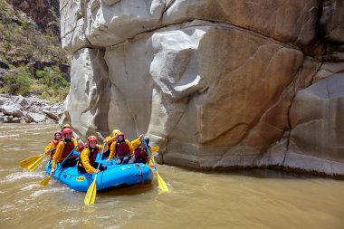 Bir grup maceraperest Apurmac Nehri 'nin vahşi akıntılarına kapılıp doğanın ham güçlerinin kalbinde kürek çekiyorlar. Adrenalin dolu bir yolculuk .