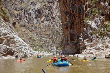 Bir grup maceraperest Apurmac Nehri 'nin vahşi akıntılarına kapılıp doğanın ham güçlerinin kalbinde kürek çekiyorlar. Adrenalin dolu bir yolculuk .