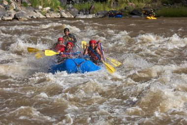 Bir grup maceraperest Apurmac Nehri 'nin vahşi akıntılarına kapılıp doğanın ham güçlerinin kalbinde kürek çekiyorlar. Adrenalin dolu bir yolculuk .