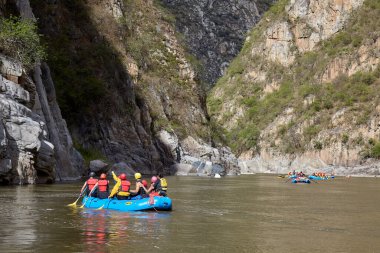 Bir grup maceraperest Apurmac Nehri 'nin vahşi akıntılarına kapılıp doğanın ham güçlerinin kalbinde kürek çekiyorlar. Adrenalin dolu bir yolculuk .