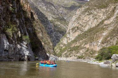 Bir grup maceraperest Apurmac Nehri 'nin vahşi akıntılarına kapılıp doğanın ham güçlerinin kalbinde kürek çekiyorlar. Adrenalin dolu bir yolculuk .