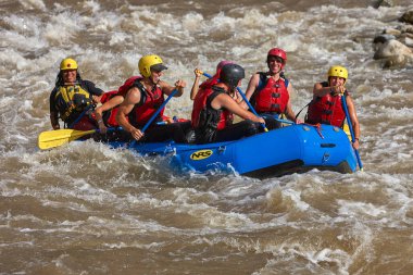Bir grup maceraperest Apurmac Nehri 'nin vahşi akıntılarına kapılıp doğanın ham güçlerinin kalbinde kürek çekiyorlar. Adrenalin dolu bir yolculuk .