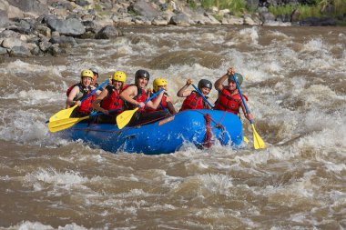 Bir grup maceraperest Apurmac Nehri 'nin vahşi akıntılarına kapılıp doğanın ham güçlerinin kalbinde kürek çekiyorlar. Adrenalin dolu bir yolculuk .