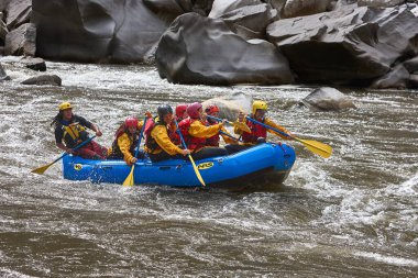 Bir grup maceraperest Apurmac Nehri 'nin vahşi akıntılarına kapılıp doğanın ham güçlerinin kalbinde kürek çekiyorlar. Adrenalin dolu bir yolculuk .