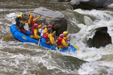 Bir grup maceraperest Apurmac Nehri 'nin vahşi akıntılarına kapılıp doğanın ham güçlerinin kalbinde kürek çekiyorlar. Adrenalin dolu bir yolculuk .