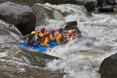 Bir grup maceraperest Apurmac Nehri 'nin vahşi akıntılarına kapılıp doğanın ham güçlerinin kalbinde kürek çekiyorlar. Adrenalin dolu bir yolculuk .
