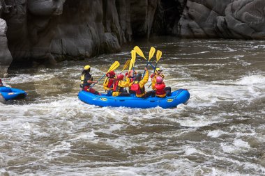 Bir grup maceraperest Apurmac Nehri 'nin vahşi akıntılarına kapılıp doğanın ham güçlerinin kalbinde kürek çekiyorlar. Adrenalin dolu bir yolculuk .