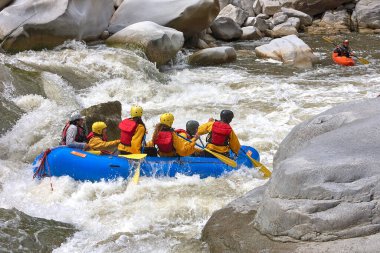 Bir grup maceraperest Apurmac Nehri 'nin vahşi akıntılarına kapılıp doğanın ham güçlerinin kalbinde kürek çekiyorlar. Adrenalin dolu bir yolculuk .