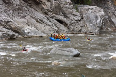 Bir grup maceraperest Apurmac Nehri 'nin vahşi akıntılarına kapılıp doğanın ham güçlerinin kalbinde kürek çekiyorlar. Adrenalin dolu bir yolculuk .