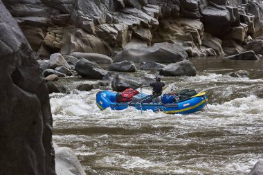 Bir grup maceraperest Apurmac Nehri 'nin vahşi akıntılarına kapılıp doğanın ham güçlerinin kalbinde kürek çekiyorlar. Adrenalin dolu bir yolculuk .