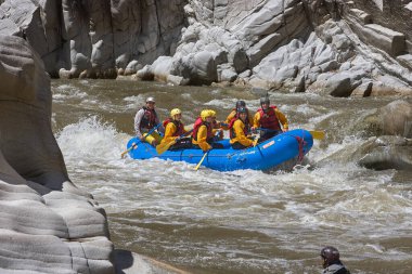 Bir grup maceraperest Apurmac Nehri 'nin vahşi akıntılarına kapılıp doğanın ham güçlerinin kalbinde kürek çekiyorlar. Adrenalin dolu bir yolculuk .