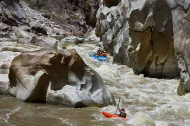 Bir grup maceraperest Apurmac Nehri 'nin vahşi akıntılarına kapılıp doğanın ham güçlerinin kalbinde kürek çekiyorlar. Adrenalin dolu bir yolculuk .