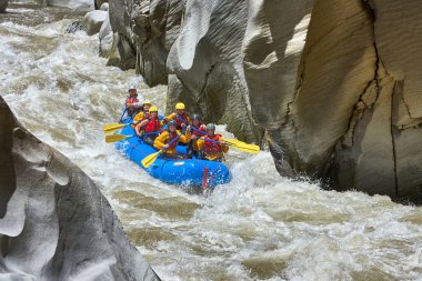 Bir grup maceraperest Apurmac Nehri 'nin vahşi akıntılarına kapılıp doğanın ham güçlerinin kalbinde kürek çekiyorlar. Adrenalin dolu bir yolculuk .