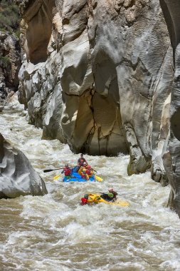 Bir grup maceraperest Apurmac Nehri 'nin vahşi akıntılarına kapılıp doğanın ham güçlerinin kalbinde kürek çekiyorlar. Adrenalin dolu bir yolculuk .