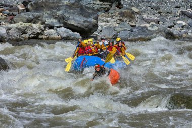 Bir grup maceraperest Apurmac Nehri 'nin vahşi akıntılarına kapılıp doğanın ham güçlerinin kalbinde kürek çekiyorlar. Adrenalin dolu bir yolculuk .
